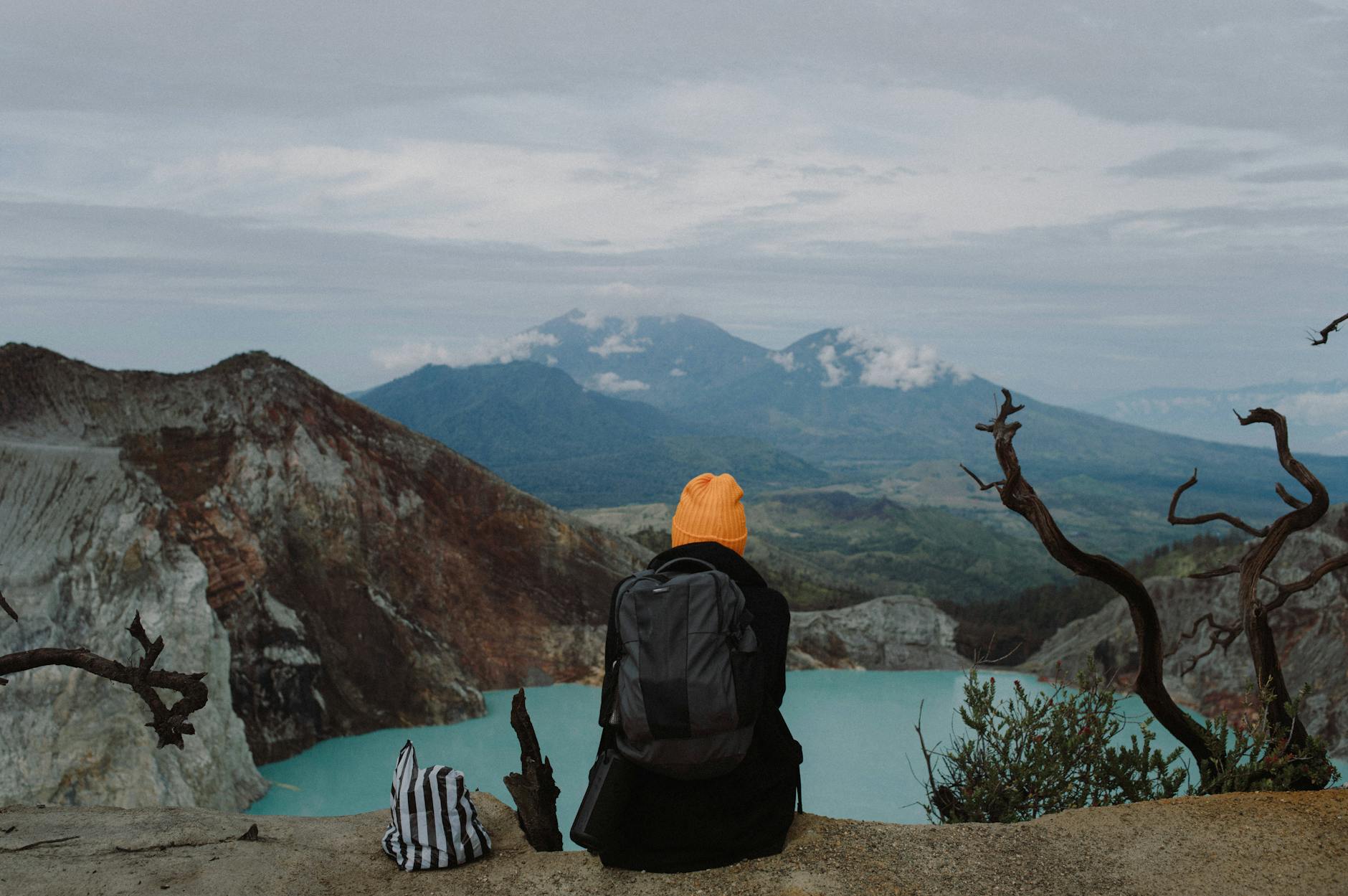 Kawah Ijen saat sunrise memiliki pemandangan yang spektakuler